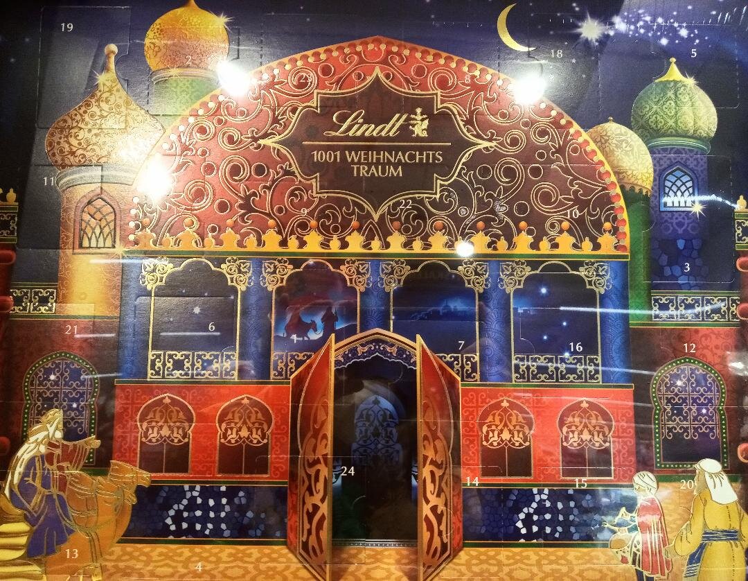 Такой роскошный шоколадный календарь предлагает в этом году фирма Линдт
