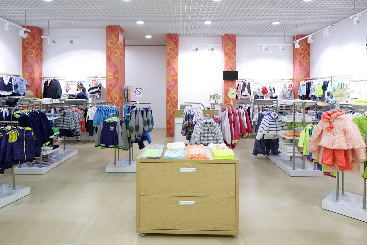 Вот и еще один магазин. Здесь тоже можно выбрать и примерить вещи.