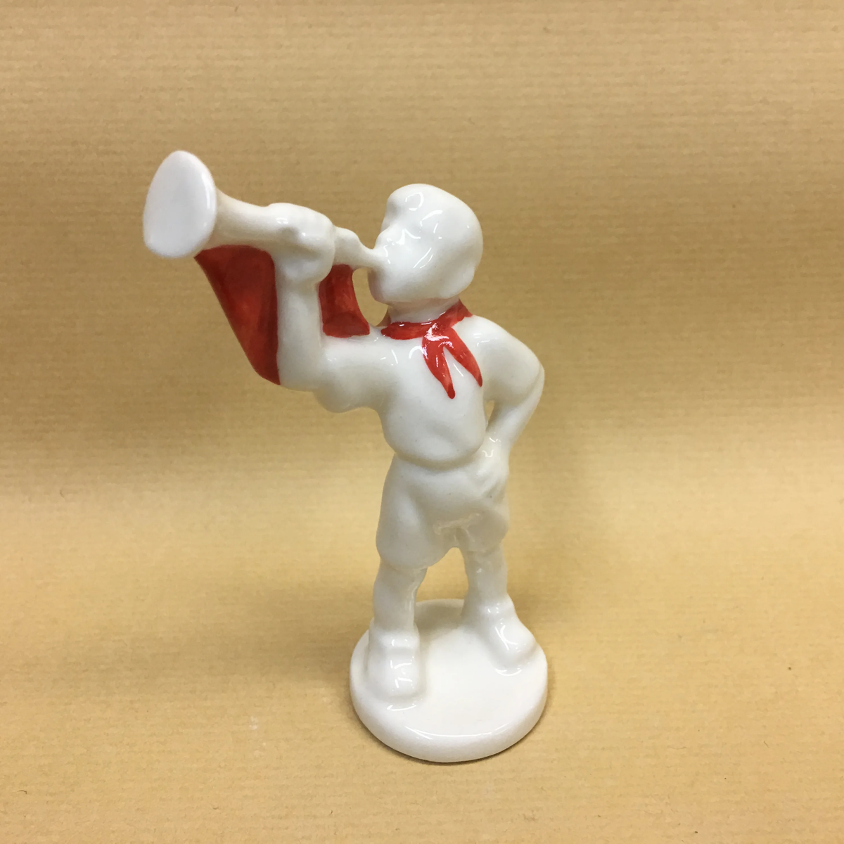 http://teapot.su/tovar/statuetka-farforovaya-pioner/?add-to-cart=37