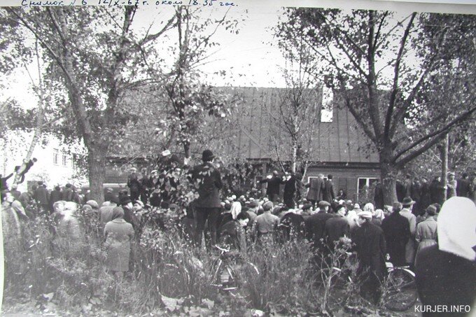 Толпа у здания суда 12 октября 1967 года. Фото из архива газеты «Кур'ер»
