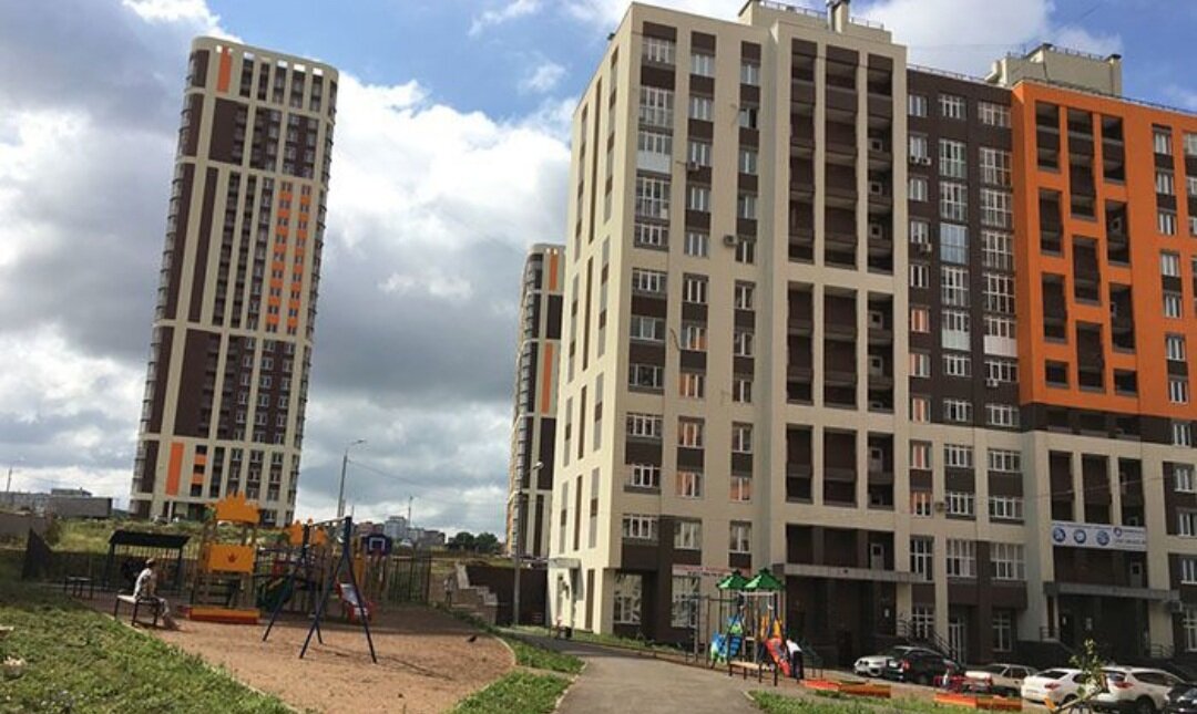 Наш жилой комплекс с не очень хорошим соседством