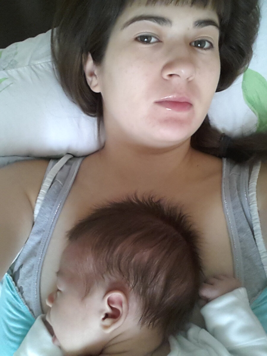 В первые месяцы после родов сон на животе это спасение при коликах и беспокойствах малыша. Он так долго жил в животике, а теперь звуки маминого тела его успокаивают. Октябрь 2014