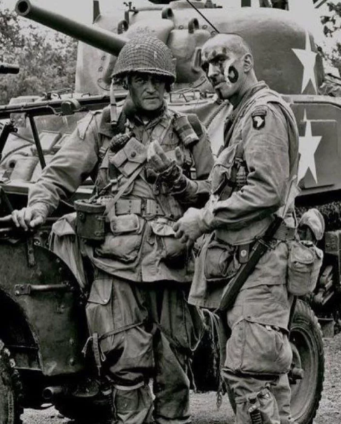 Парашютисты 101-й дивизии ВДВ США, Нормандия, 1944 г. Па правом рукаве эмблема дивизии - клокочущий орел. Фото из открытых источников