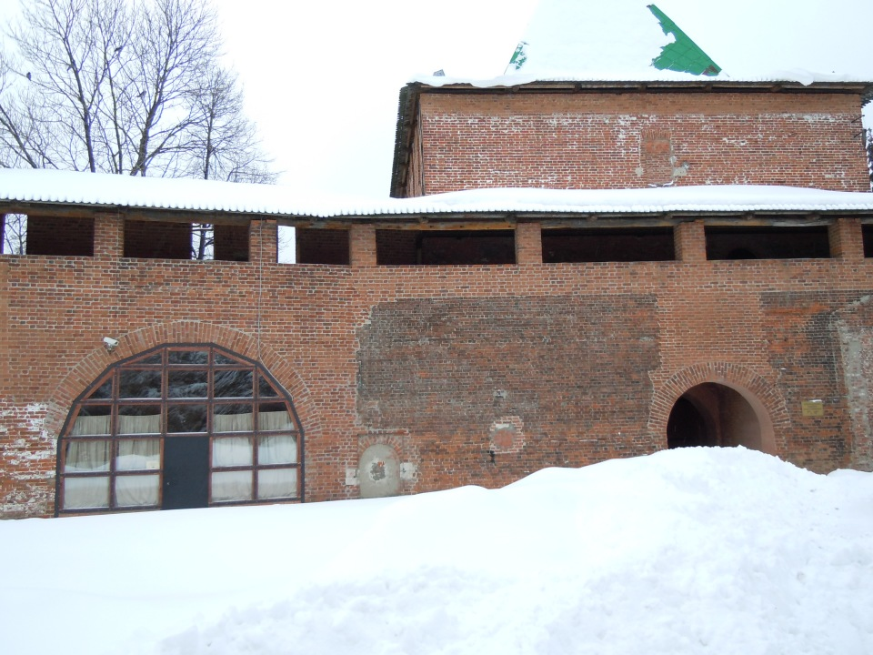  9 октября 2011 г. Удалось выяснить, что там с "воротами невеликими". Плохо дело. Навесили железную дверь, как себе в гараж.-16