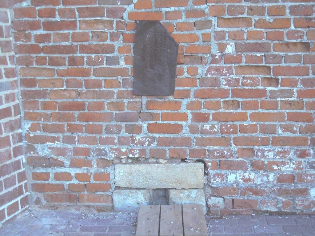 Бойница и вентканал бокового каземата Дмитровской башни