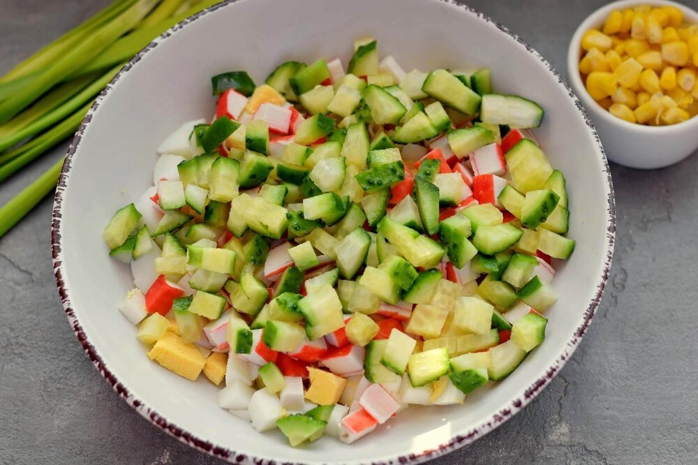 Салат с крабовыми палочками, огурцами и кукурузой