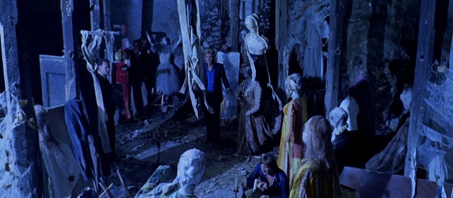 Кадр из фильма "Белое одеяние для Мариале" (1972)