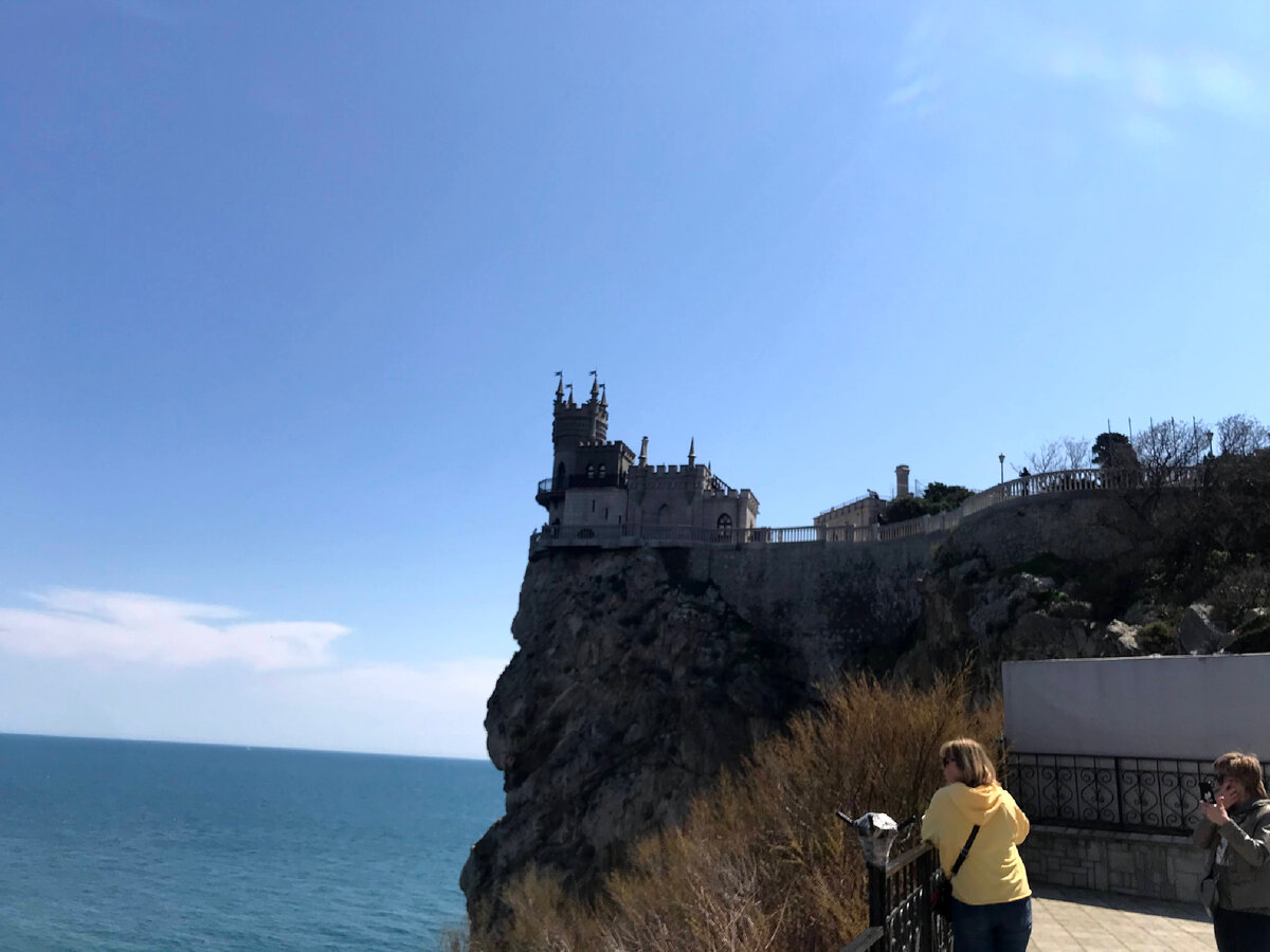 Так выглядит замок, если идти до него пешком от остановки.