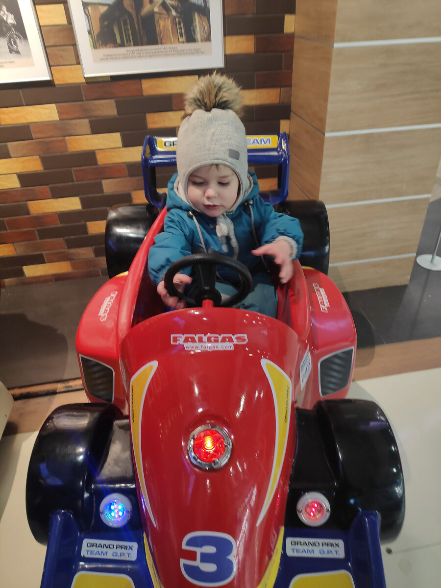 Во время прогулки с бабушкой Таней, зашли в Детский мир за мячиком, а там... Как пройти мимо?