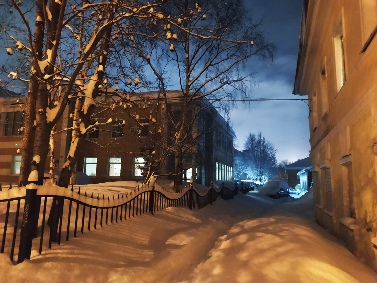 Поздно возвращалась домой, не смогла удержаться, чтобы не сфотографировать  старые дома | Счастливая Лена и любимые Читатели🥰 | Дзен