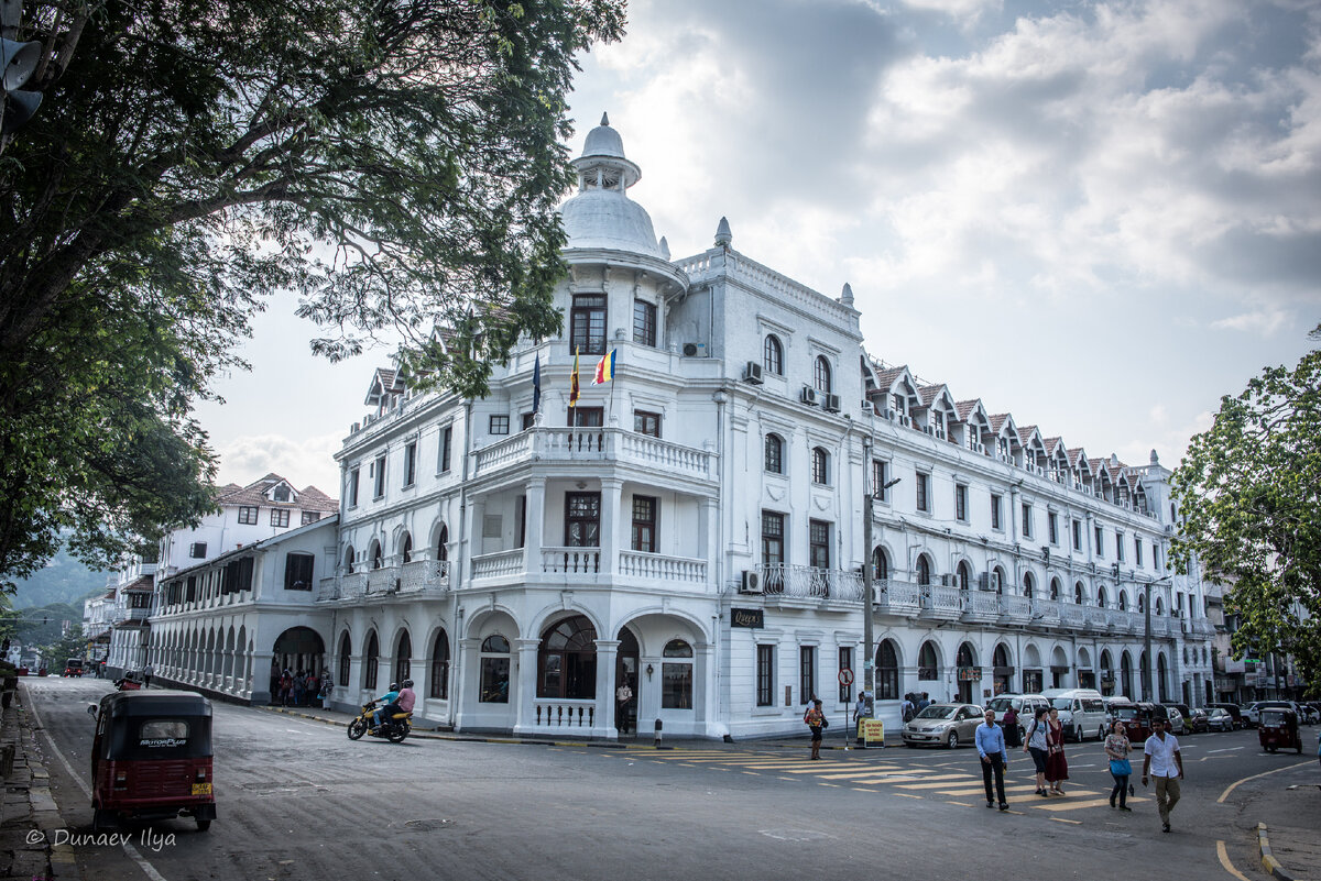 Отель Queen's в самом центре Канди имеет характерные для колониальной архитектуры черты.