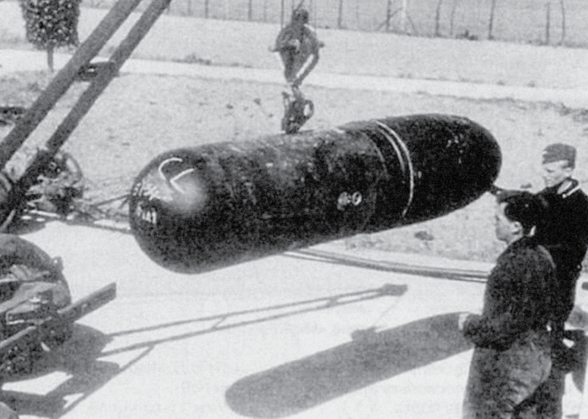 Немецкая донная магнитная мина LMB, сбрасываемая на парашюте. Архивный снимок