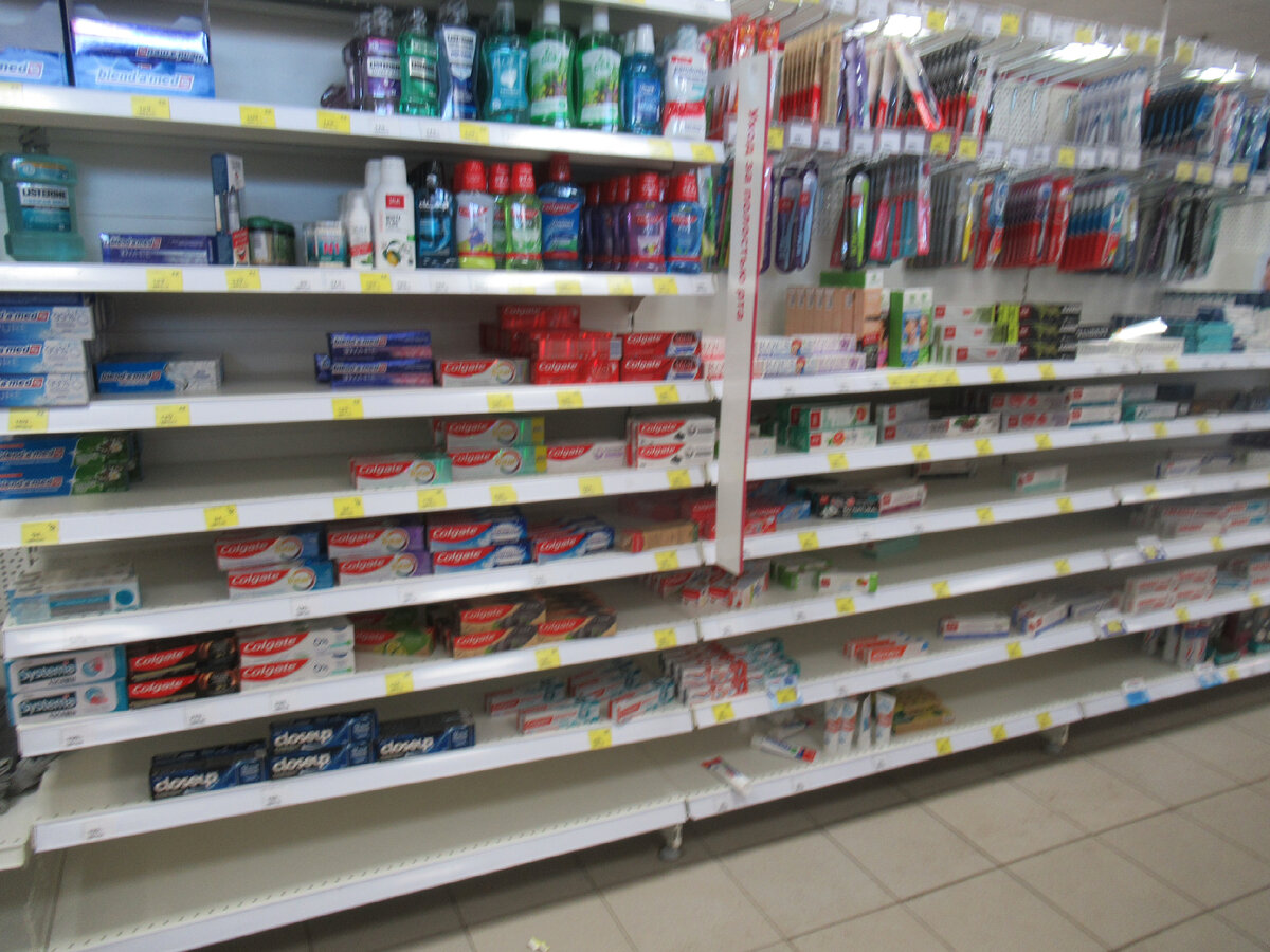 Полки с зубной пастой в Магнит Косметик в Туле, фото автора