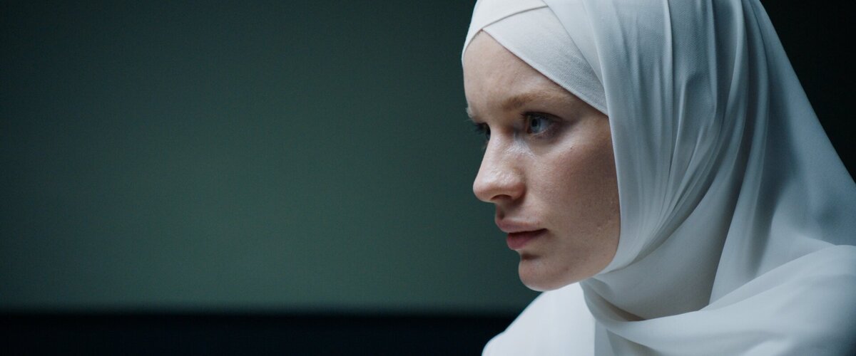 Поначалу Валерия создает впечатление тихой и скромной девушки, но позже появляется ощущение, что она что-то скрывает. Вот только что именно?