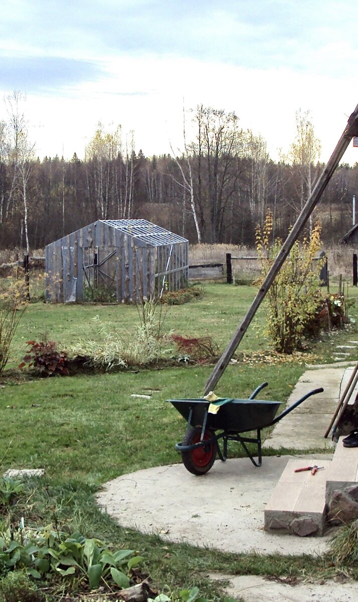 По моему, в 2006 году( не помню точно, а помню только,что ещё в марте приезжал на дачу и разгребал снег на месте будущей постройки) из профилей Кнауф пн27*28 и пп27*60 построил теплицу 3 метра на 6 метров.