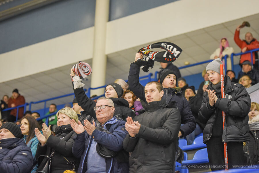 Болельщики ХК "Гомель" аплодируют после серии с "Неманом"