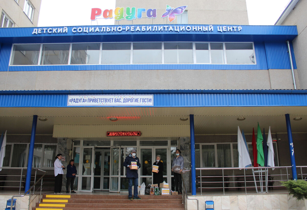 Активисты Народного фронта в Кабардино-Балкарской Республике навестили детей в социально-реабилитационном центре «Радуга», которые приехали отдыхать в Нальчик из Донбасса.  Накануне в Нальчик прибыла первая группа детей из города Макеевка Донецкой области. 35 ребят разместили в детском социально-реабилитационном центре «Радуга» в курортном районе города. Активисты ОНФ решили вручить им полезные подарки – развлекательную литературу, настольные игры, шерстяные носки, предметы гигиены и для ухода за собой, а также сладости и игрушки. 
«Из собранной гуманитарной помощи, мы выбрали те предметы и товары, которые будут наиболее полезны и приятны детям. Это, конечно, развлекательные и развивающие игры, разные канцтовары – альбомы для рисования, мелки, карандаши, пластилин. У ребят будет насыщенная программа днем, а вечером они могут занять себя творчеством. Также мы привезли им универсальные антисептики и медицинские маски. И решили подарить им шерстяные носки – на память, наша республика славится одеждой из шерсти, поэтому мы хотели, чтобы у каждого ребенка остался такой полезный сувенир», - рассказала член регионального штаба Народного фронта в Кабардино-Балкарии, председатель городского комитета профсоюзов работников народного образования и науки Нальчика Татьяна Вологирова.
Юные гости пробудут здесь около трех недель. Их ждет реабилитационная программа – процедуры для восстановления здоровья, развлекательные мероприятия, экскурсии по достопримечательностям республики. Весь комплекс поможет ребятам укрепить свое здоровье и психоэмоциональное состояние, отвлечься от происходящего на территории ДНР и ЛНР – считают активисты. 
Общественники продолжают собирать гуманитарную помощь для беженцев и вынужденных переселенцев из Донбасса. В сборе и сортировке необходимых товаров помогают местные меценаты, волонтеры, неравнодушные жители республики. В результате двух этапов, было собранно более тонны продуктов длительного хранения, а также гигиенические принадлежности, одежда, бытовая химия, различная косметика. 
