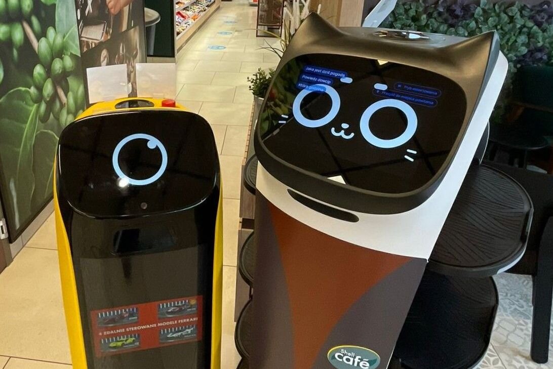 Робот-официант BellaBot и робот-промоутер KettyBot на АЗС