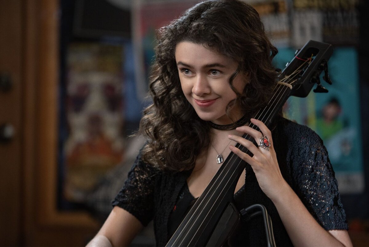 Актриса Айсис Хэйнсворт в роли Эмили Спектор  на кадре из фильма "Боги хеви-метал"