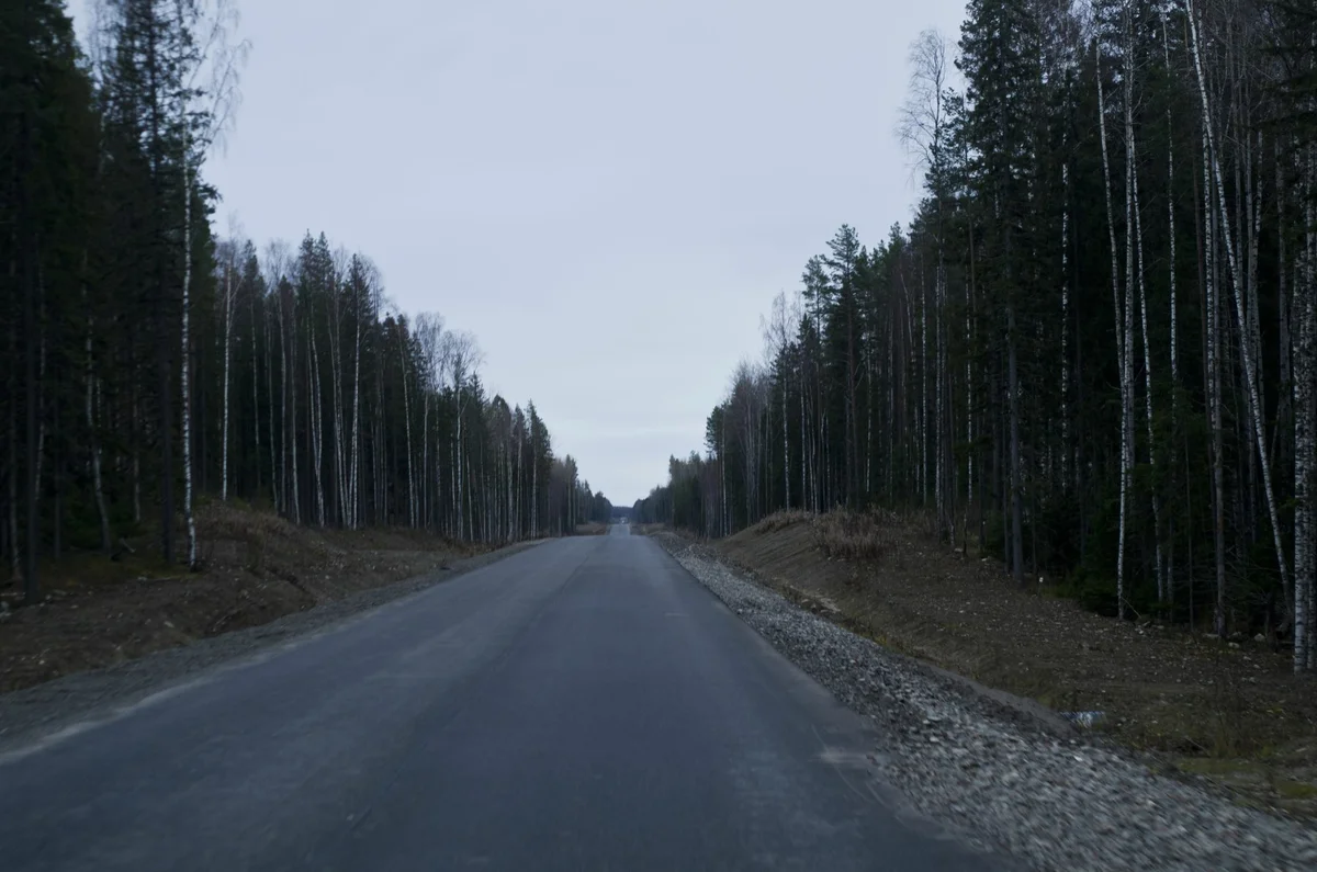 Вместо обыкновенной дороги мы неожиданно попали на целый хайвей, напоминающий какое-то шоссе федерального значения: видимо, он соединяет Великую Губу с каким-то густонаселенным районом, и в будущем здесь планируется большой трафик? (Нет)