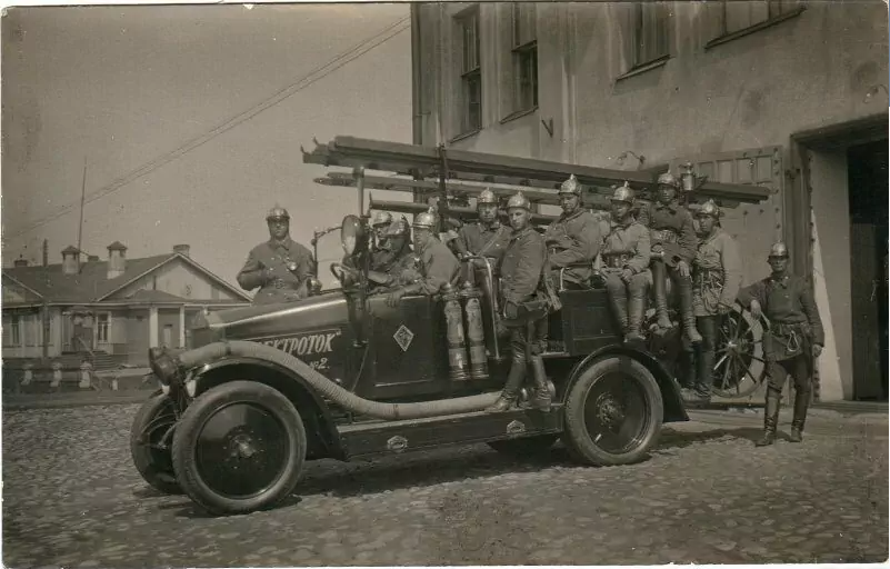 Пожарный расчет на автомобиле с выдвинутой лестницей. По материалам госкаталога.