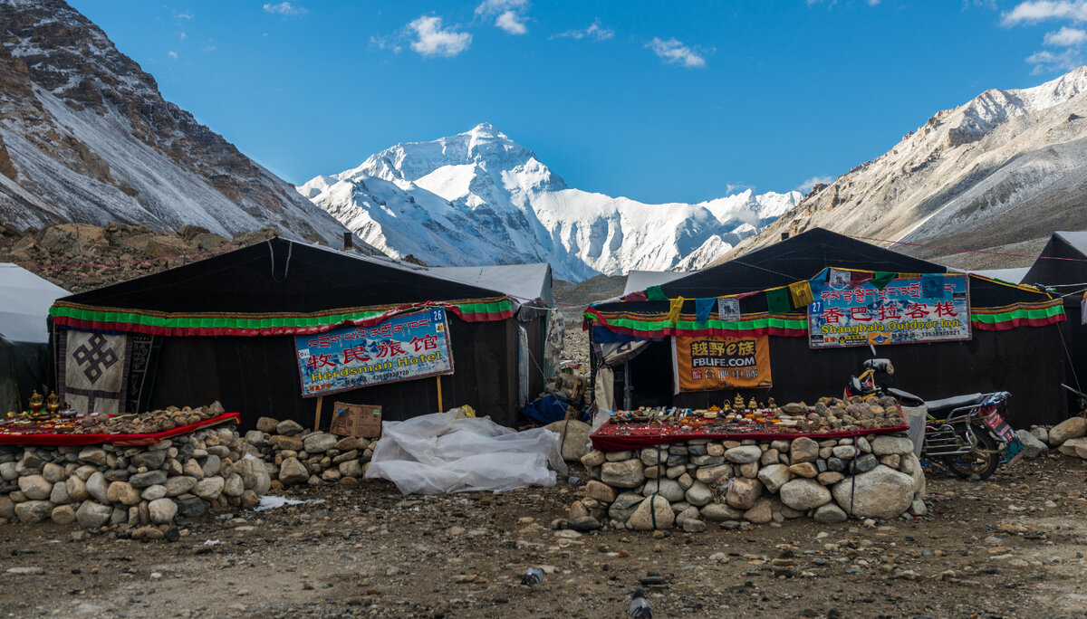 Тибетские тенты из ячьей шерсти у подножия Эвереста