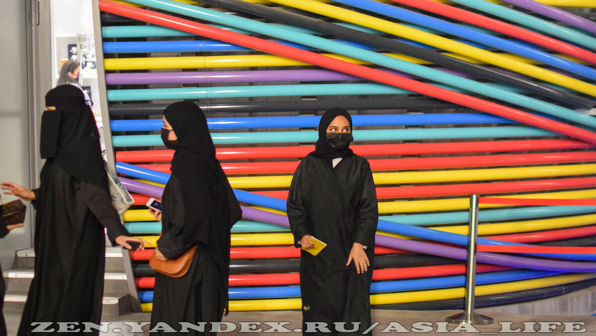 Девушка работает на выставке Дубай Экспо 2022