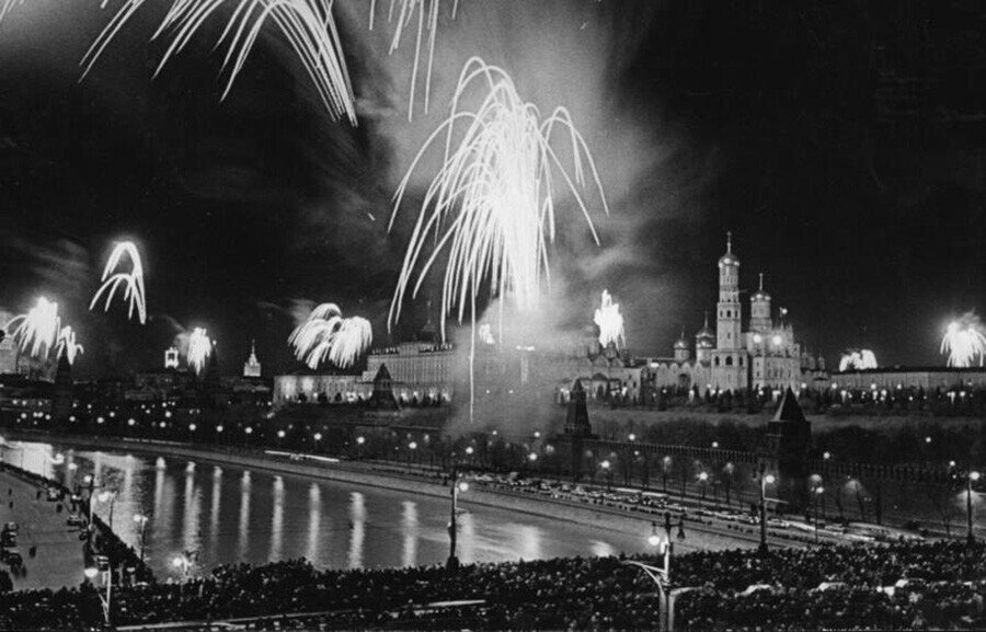 Салют в честь освобождения городов. Салют в Москве 1943. Салют Победы в Москве 1945 в Ленинграде. Салют Победы в Ленинграде 1944. Салют 5 августа 1943.