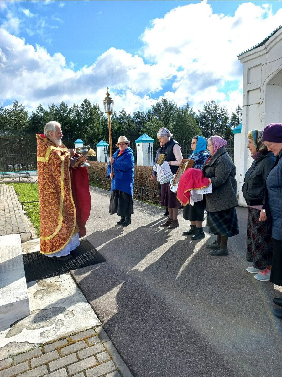 Крестный ход в Покровской церкви в Огниково