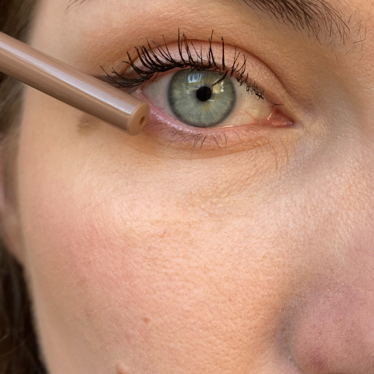 Глаз макро. Особенные глаза. Глаза выглядят уставшими. Воспалился глаз после наращивания ресниц. Мешки под глазами.