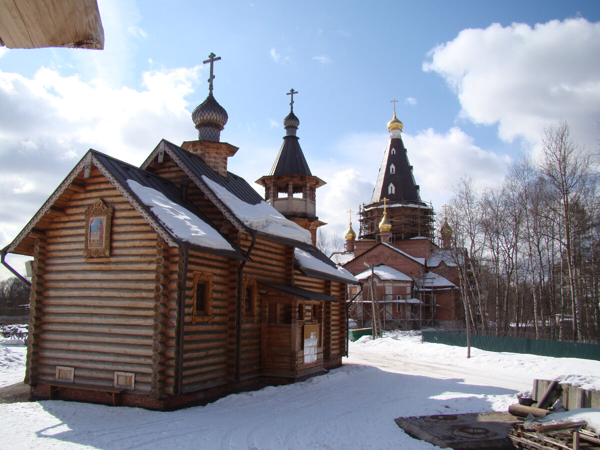 Храмы Алексия, человека Божия и Бл. Ксении Петербургской в Медвежьих озерах.