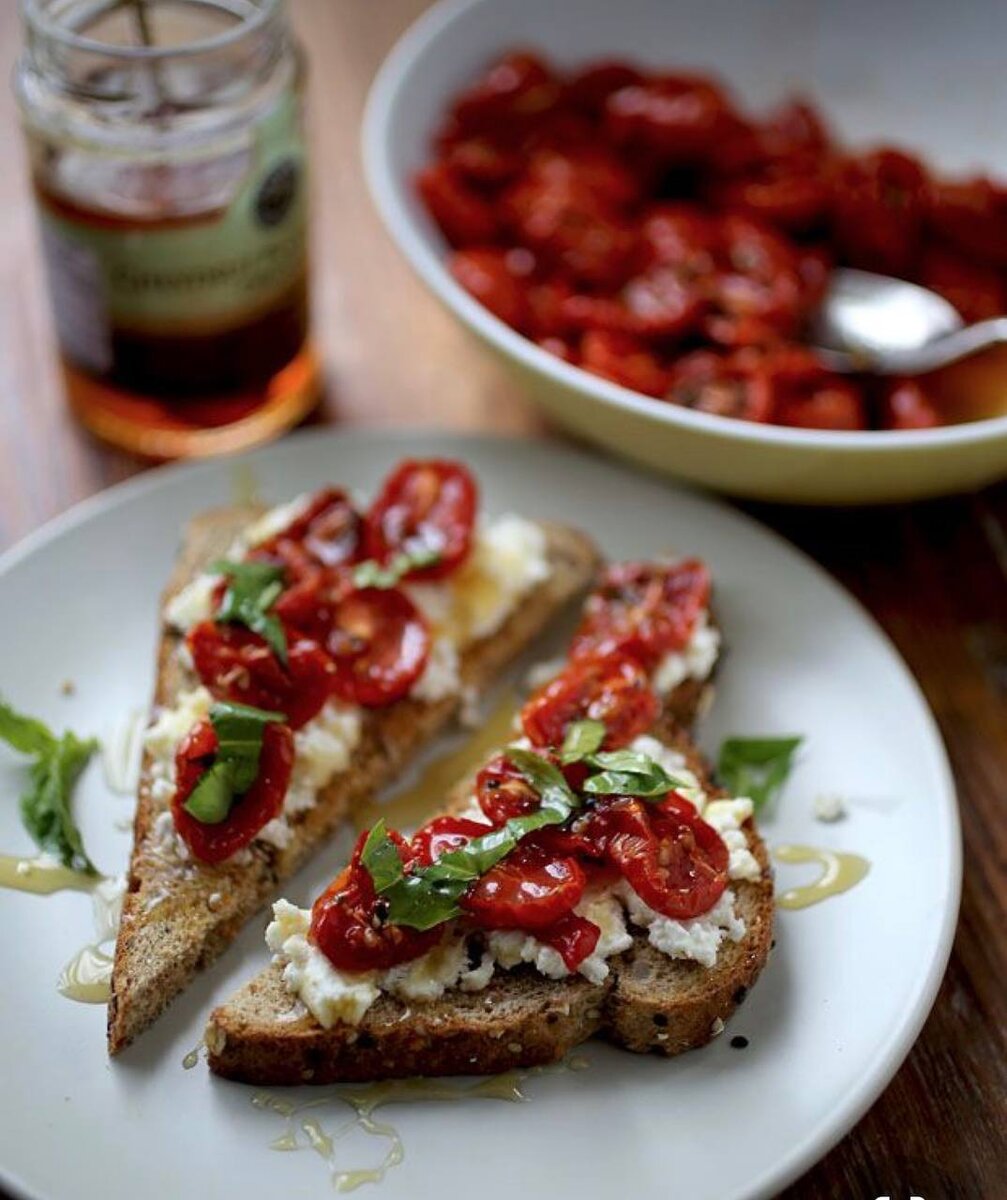 Брускетта с вялеными помидорами. Bruschetta с вялеными помидорами. Рикотта брускетта. Брускетта с вялеными томатами и моцареллой.