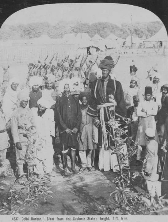 великан на фото