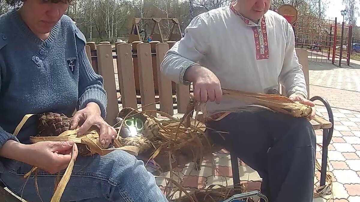 плетение из мочала. лыко для лаптей. лапти из бересты и лыка. кочедык для плетения лаптей.