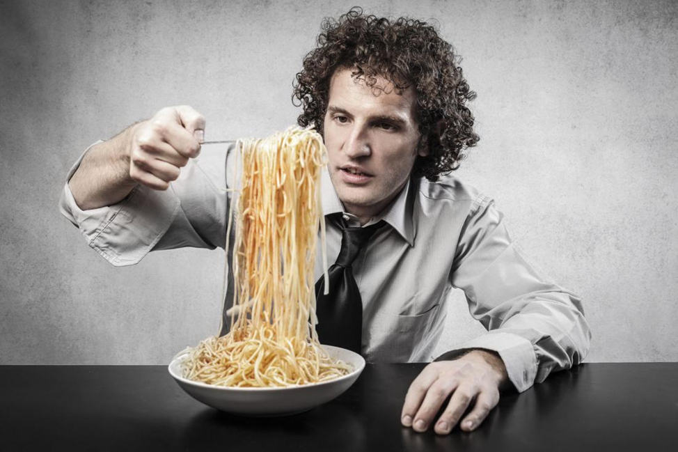 Найди лапшу. Макаронники итальянцы. Человек ест макароны. Итальянцы едят спагетти. Макарун ест человека.