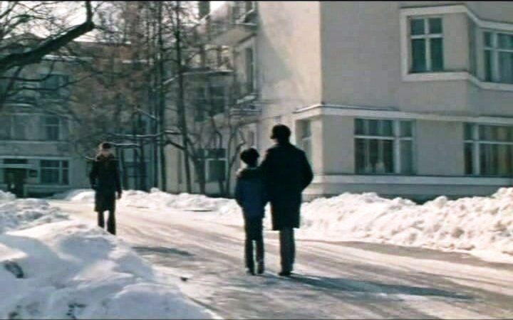 Кадр из фильма, снятый на ул. Московская, 12, где находилась клиника НИИ травматологии и ортопедии.