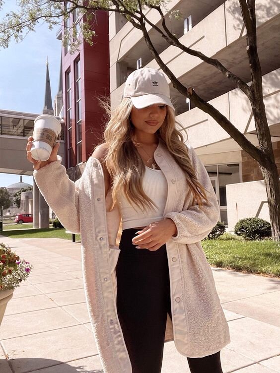 Образ с белой бейсболкой. Изображение pinterest.com