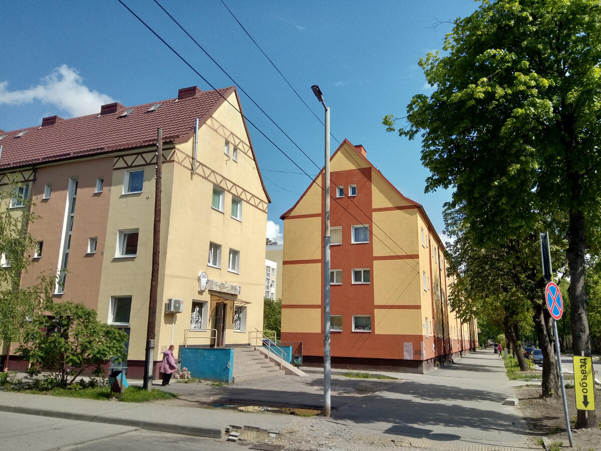 Отреставрированные немецкие дома. Тротуар в стадии ремонта