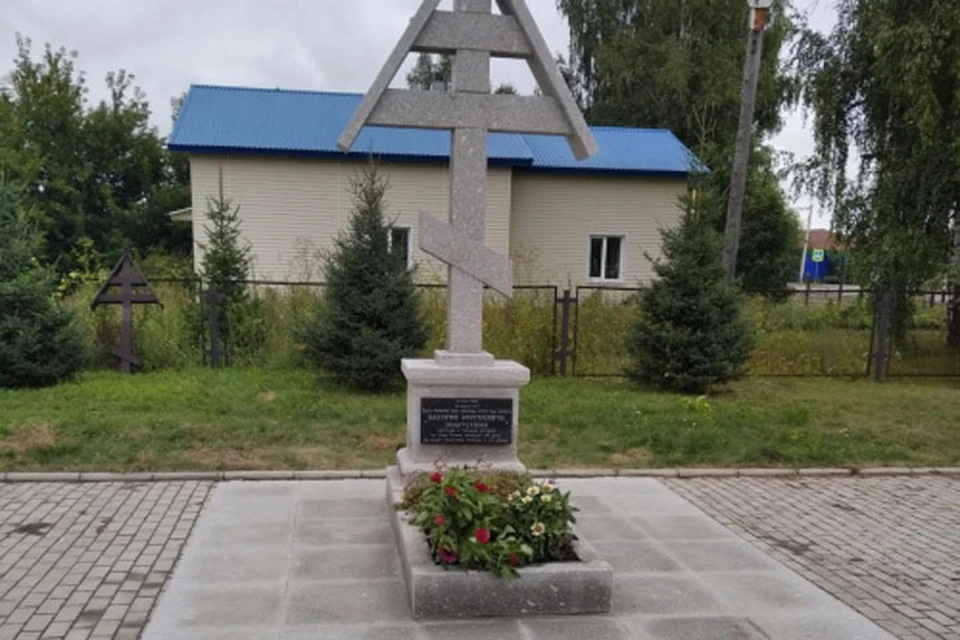 Он родился в красивом селе Быстрый Исток меньше, чем за сутки до начала войны. Его отец был председателем колхоза и твердо был уверен в том, что его Валерку никуда его крестьянские корни не отпустят.-22