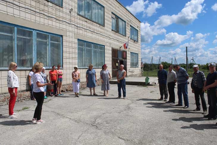    Добыча песка на частных землях возмутила жителей Старого Искитима – многотонники разбивают единственную дорогу на Искитим. Фото автора