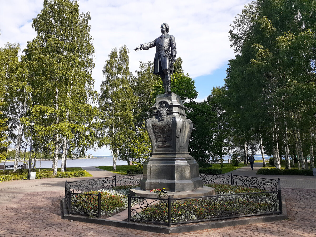 Петрозаводск переехать. Памятник Петру в Петрозаводске. Памятник Петру 1 в Карелии. Провоз памятник Петрозаводск. Памятник птица счастья в Петрозаводске.