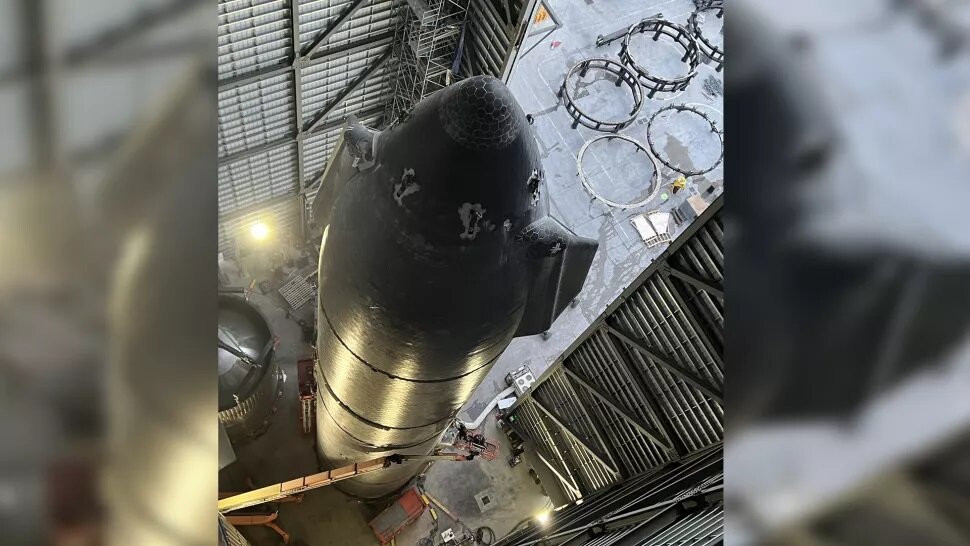 Космический корабль SpaceX Starship SN24 стоит в сборочном цехе на Звездной базе в Техасе на этой фотографии, опубликованной Илоном Маском 14 июня 2022 года..