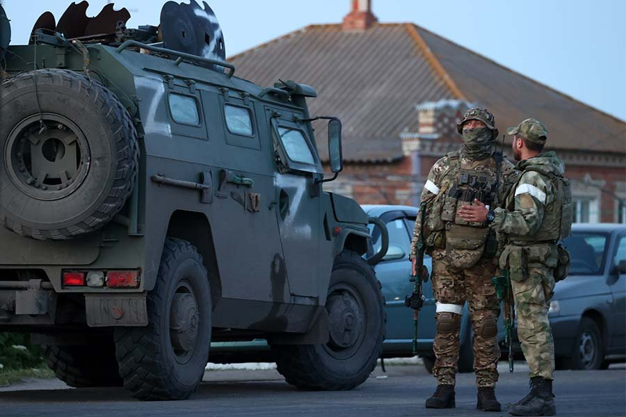 Военнослужащие на территории села, перешедшего под контроль ДНР - Фото: Петр Ковалев/ТАСС