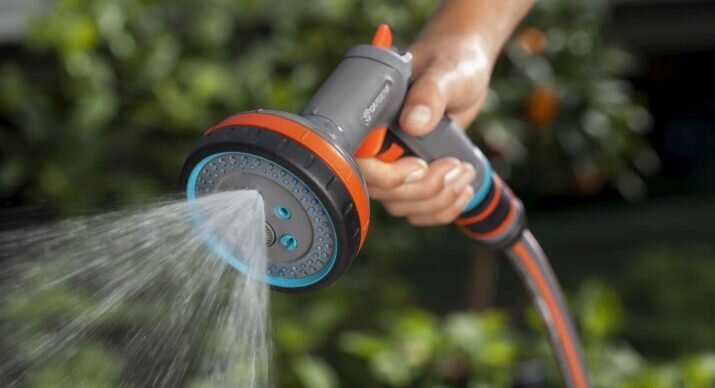 Водные процедуры огурчики очень любят