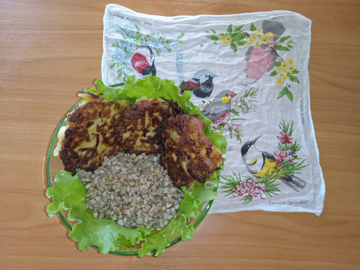 Капустные котлеты с гречкой и листьями салата. Почти диетический ужин. 