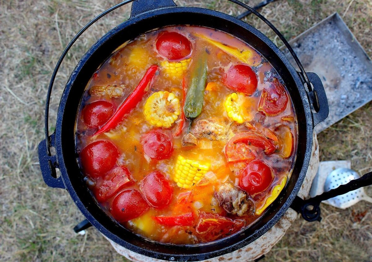 Шурпа из говядины в казане на костре