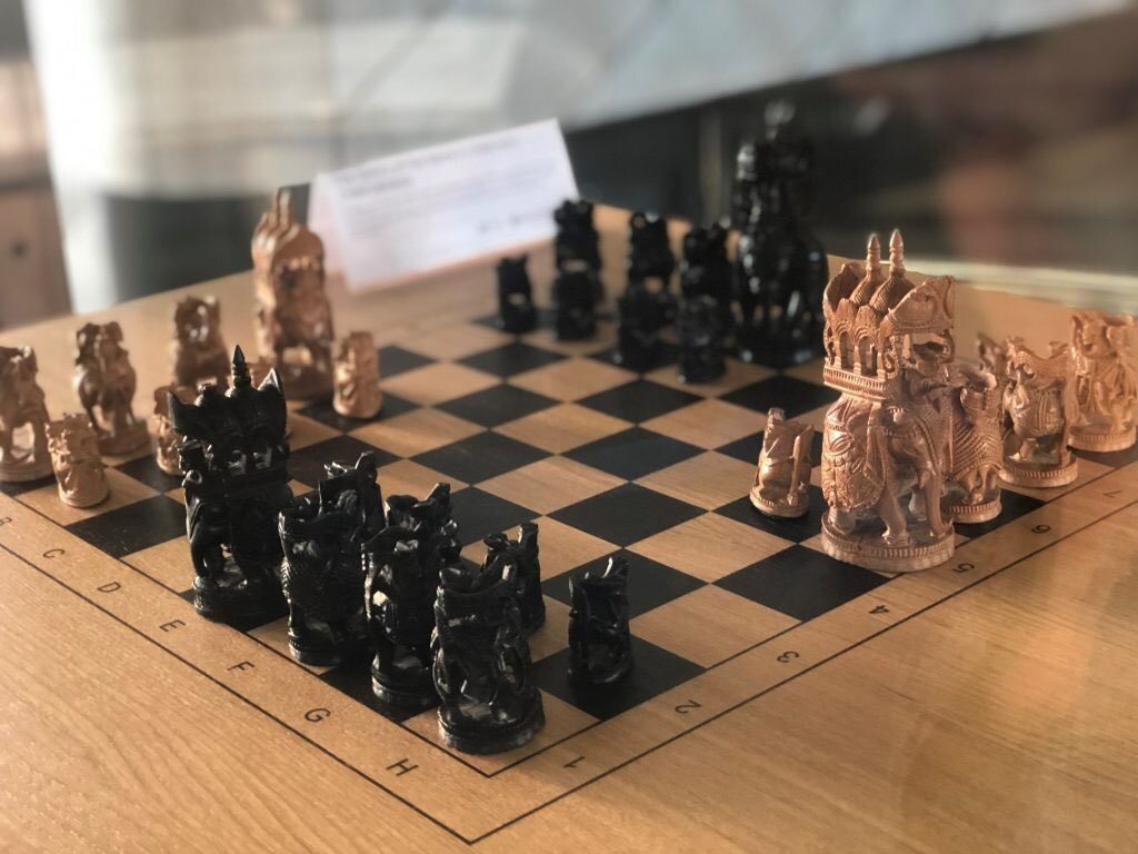 Чатуранга игра. Древнеиндийские шахматы чатуранга. Шахматы в древней Индии чатуранга. Древние шахматы чатуранга.