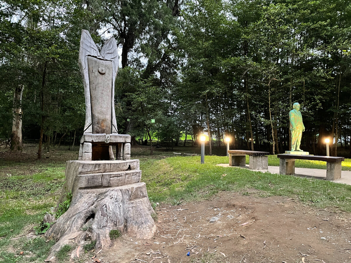 Огромный деревянный стул