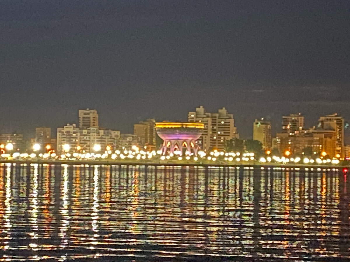 Вид на "Казан" с противоположного берега вечером.