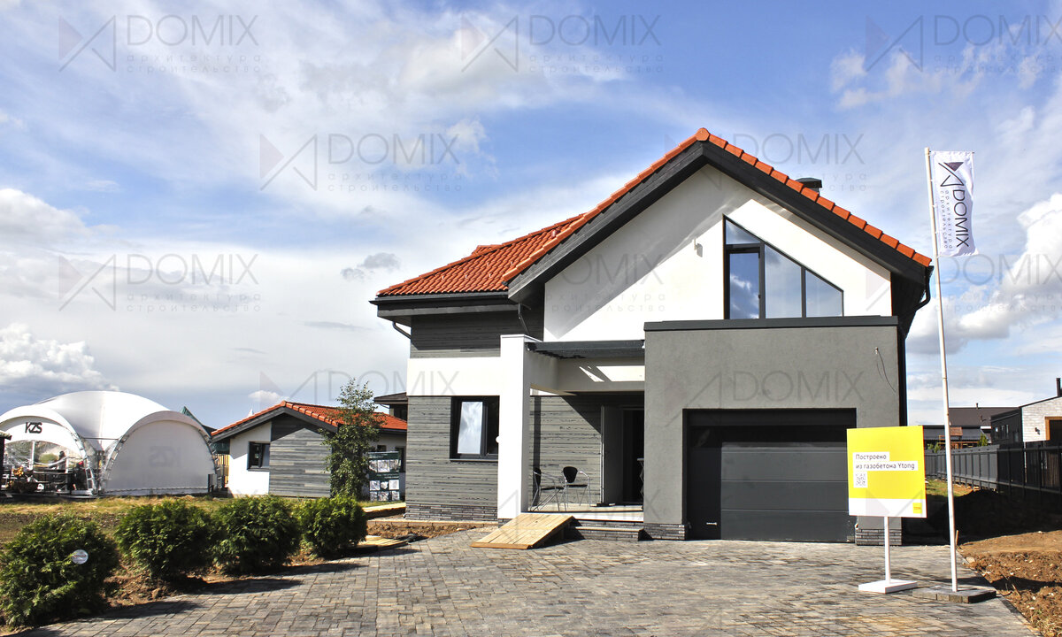 Слева от дома видно хоз. блок.